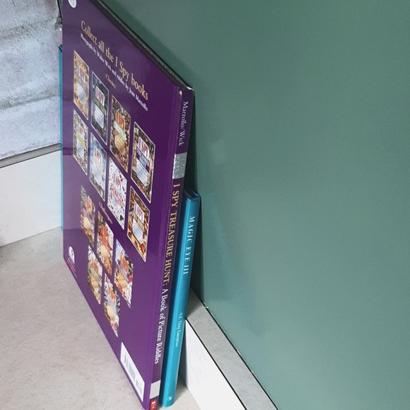 2 Entertaining Books - Picture 11 of 11